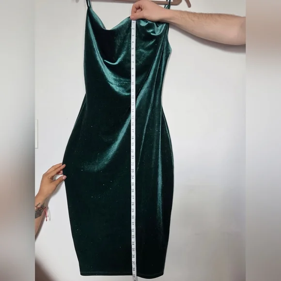 Elegant Green Velvet Dress - Picture 4 of 7
